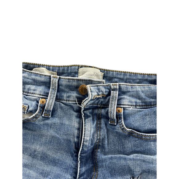 Universal Threads Medium Wash Blue Distressed Denim jean Shorts Size 2/26 - Picture 5 of 8